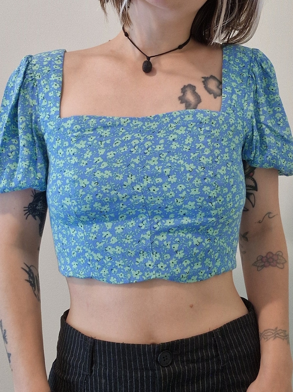 Blue floral crop top with a square neckline 💙🌸